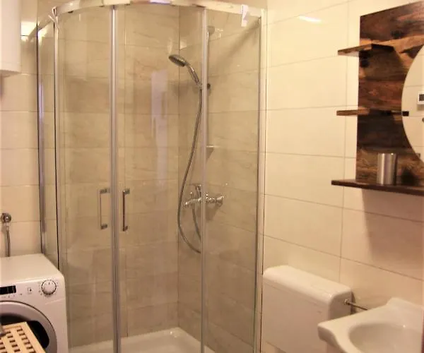 Pink House アパート *